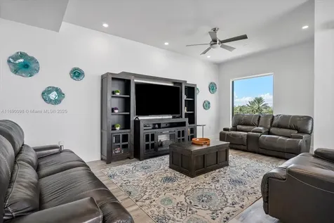 332 Balboa Street Hollywood FL 33019