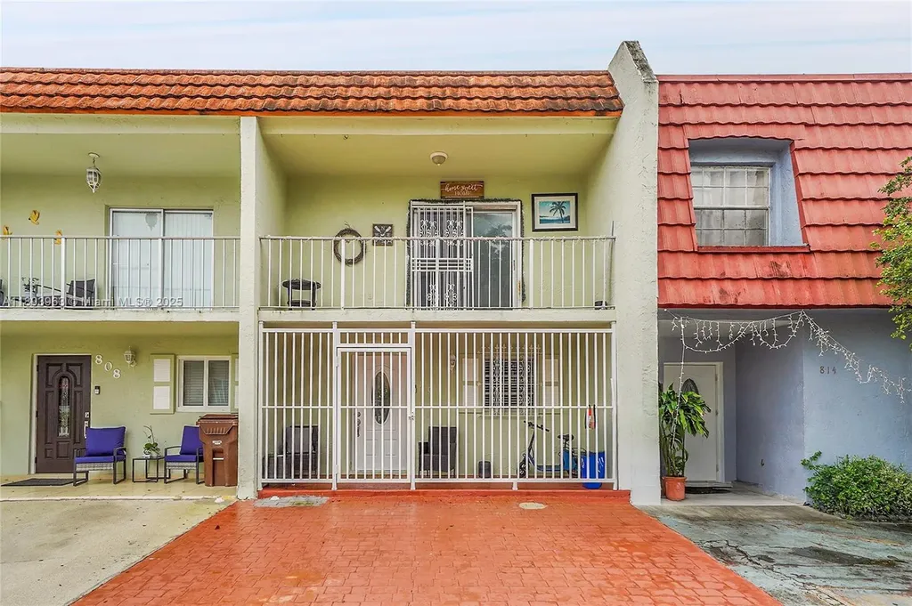 810 W 80th Place Hialeah FL 33014