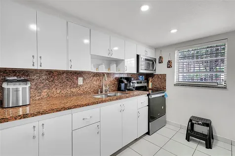 810 W 80th Place Hialeah FL 33014