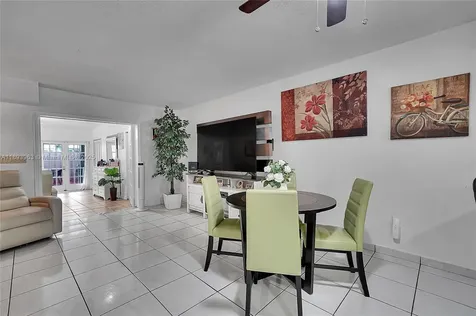 810 W 80th Place Hialeah FL 33014
