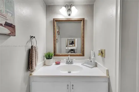 810 W 80th Place Hialeah FL 33014