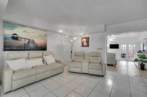 810 W 80th Place Hialeah FL 33014