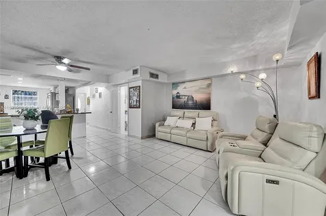 810 W 80th Place Hialeah FL 33014