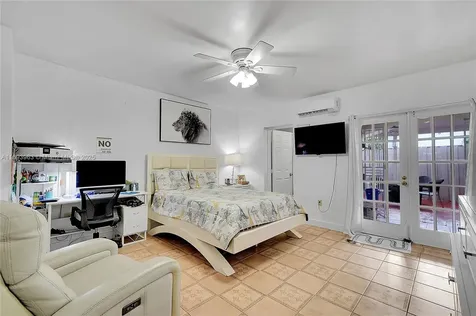810 W 80th Place Hialeah FL 33014