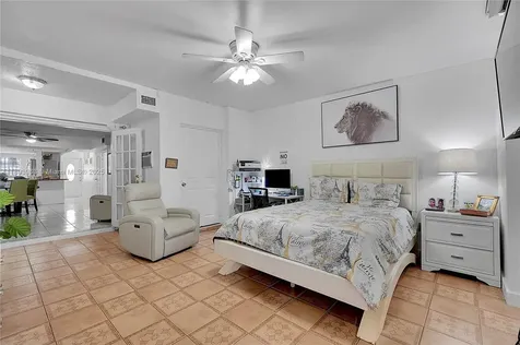 810 W 80th Place Hialeah FL 33014