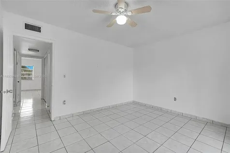 810 W 80th Place Hialeah FL 33014