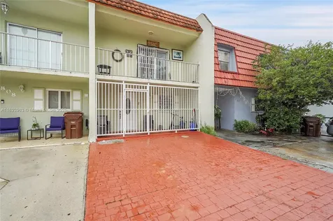810 W 80th Place Hialeah FL 33014