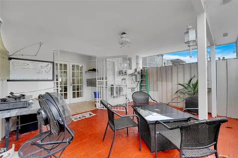 810 W 80th Place Hialeah FL 33014