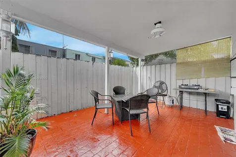 810 W 80th Place Hialeah FL 33014