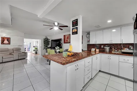 810 W 80th Place Hialeah FL 33014