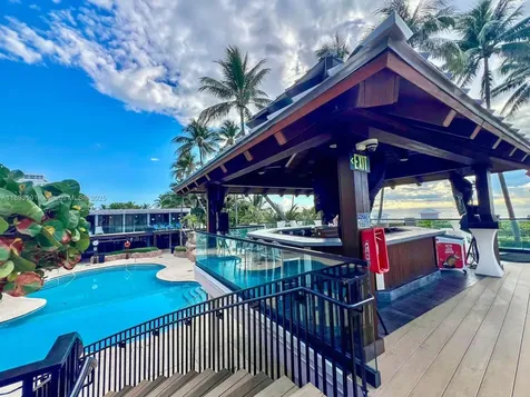 5225 Collins Avenue Miami Beach FL 33140