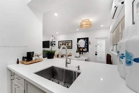4720 Pine Tree Drive Miami Beach FL 33140