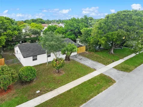 8201 SW 7th Court North Lauderdale FL 33068