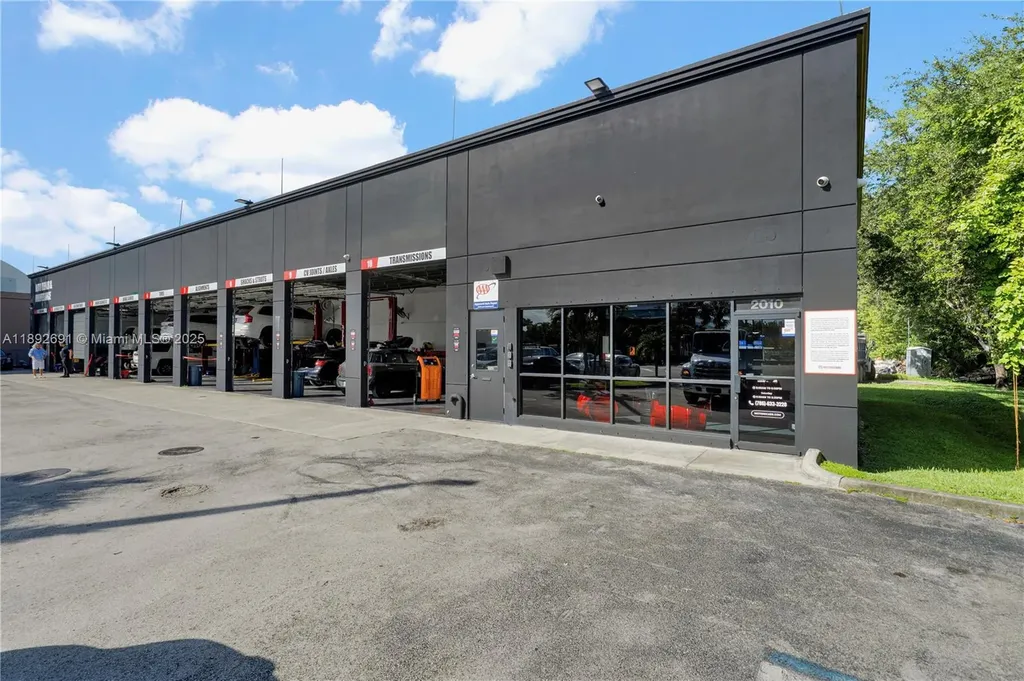 Established Service & Repair Car Shop Sweetwater FL .