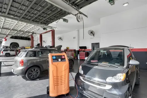 Established Service & Repair Car Shop Sweetwater FL .