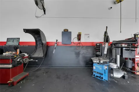 Established Service & Repair Car Shop Sweetwater FL .