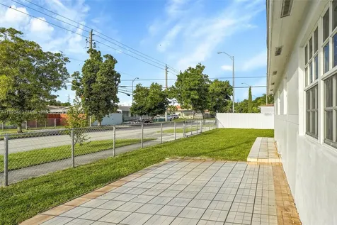 2506 W 9th Court Hialeah FL 33010