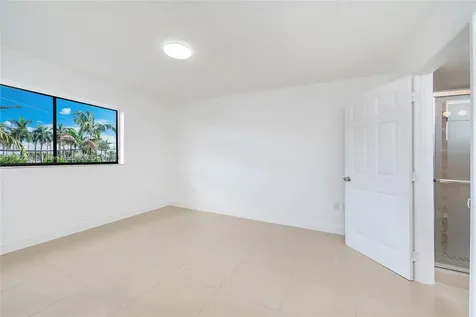 2775 W 61st Place Hialeah FL 33016