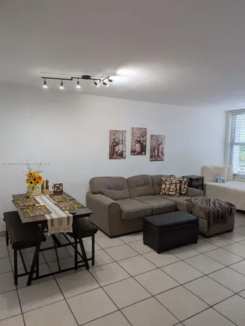 2899 Collins Avenue Miami Beach FL 33140