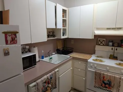 2899 Collins Avenue Miami Beach FL 33140