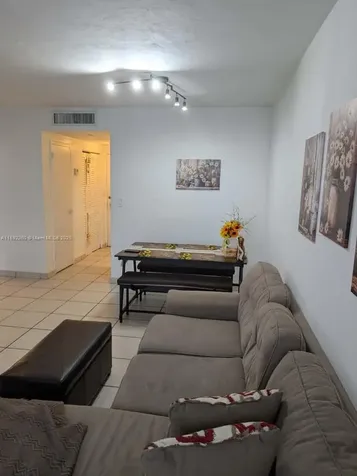 2899 Collins Avenue Miami Beach FL 33140