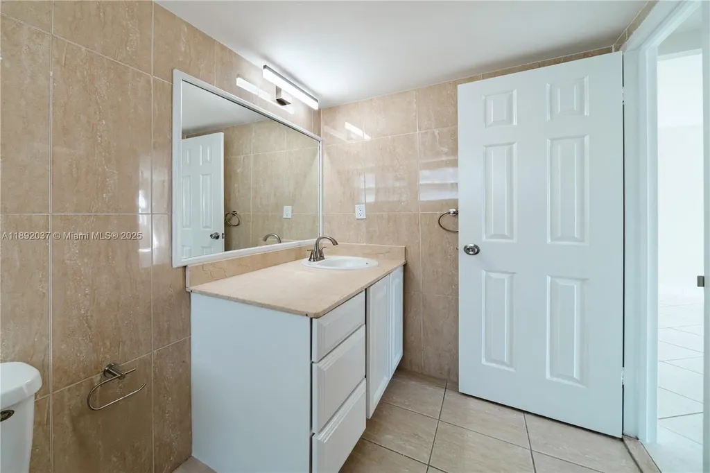 2555 NE 11th Street Fort Lauderdale FL 33304