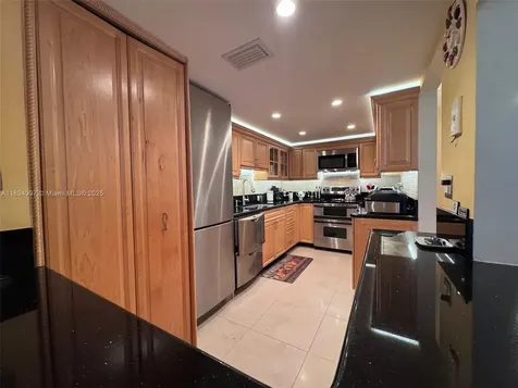 6061 Collins Avenue Miami Beach FL 33140