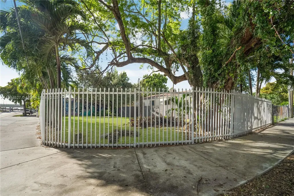 2900 NW 11th Avenue Miami FL 33127