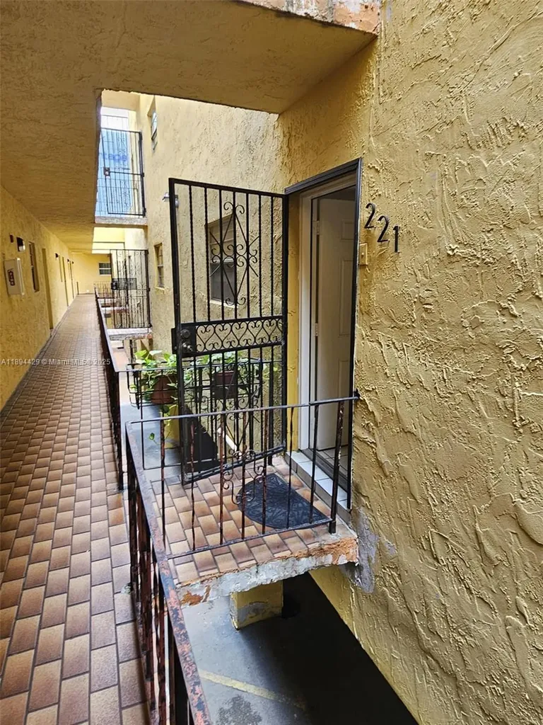 1555 W 44th Place Hialeah FL 33012