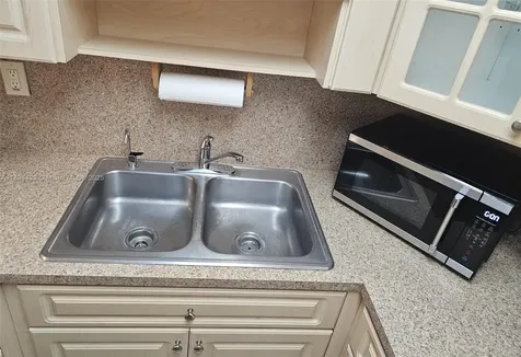1555 W 44th Place Hialeah FL 33012