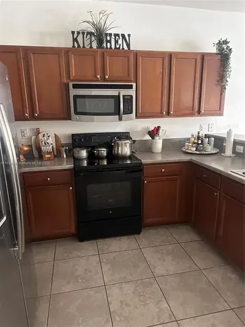 8867 W 35th Way Hialeah FL 33018