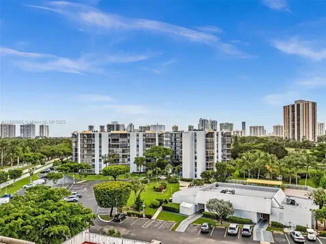 20500 W Country Club Drive Aventura FL 33180