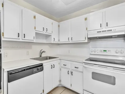 20500 W Country Club Drive Aventura FL 33180