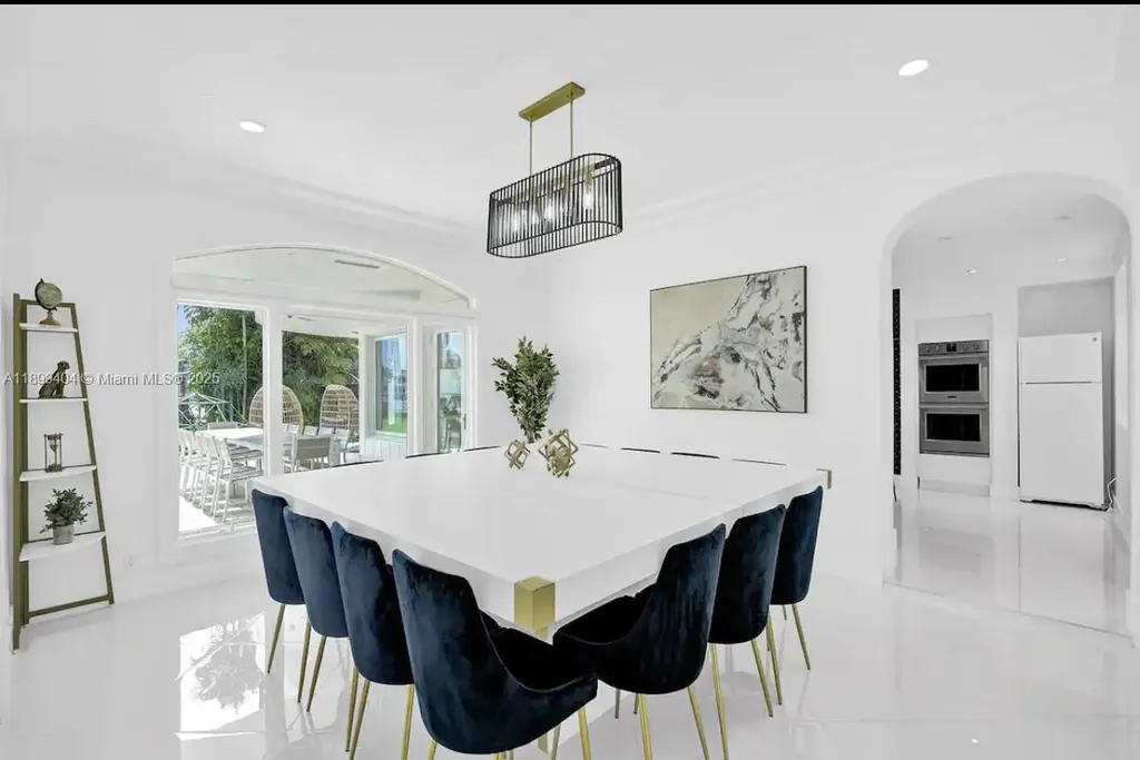 929 N Southlake Drive Hollywood FL 33019