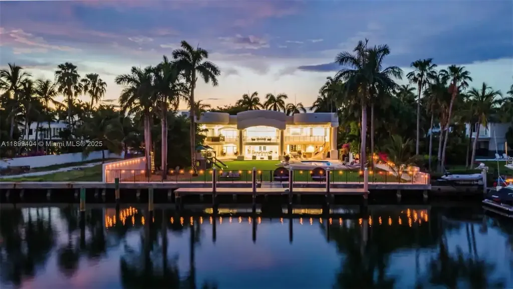 929 N Southlake Drive Hollywood FL 33019