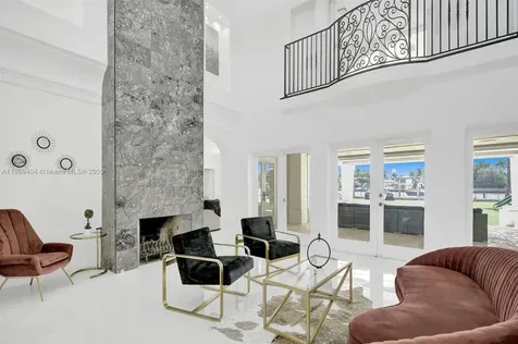 929 N Southlake Drive Hollywood FL 33019