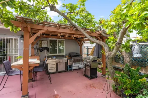 7967 NW 186th Terrace Hialeah FL 33015