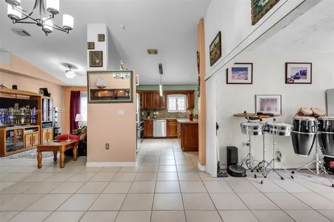 7967 NW 186th Terrace Hialeah FL 33015