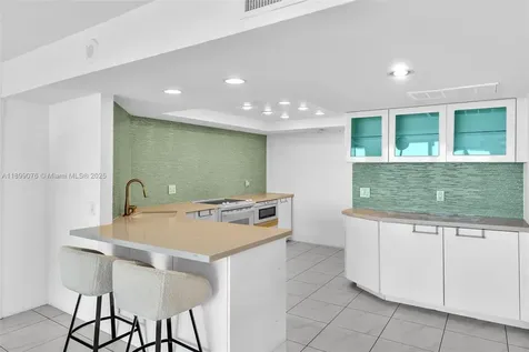 2425 Presidential Way West Palm Beach FL 33401