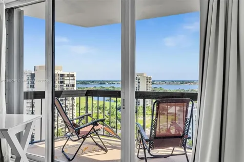 2425 Presidential Way West Palm Beach FL 33401
