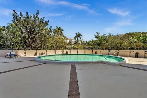 2425 Presidential Way West Palm Beach FL 33401