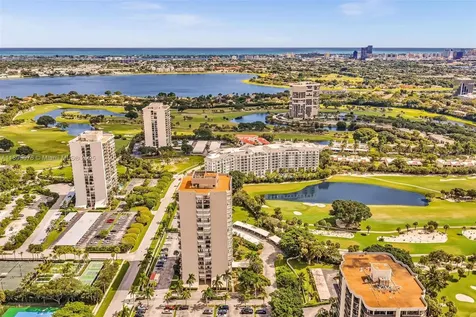 2425 Presidential Way West Palm Beach FL 33401