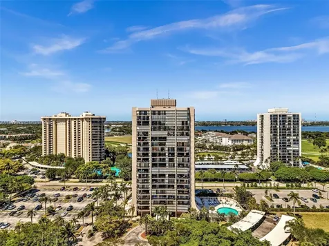2425 Presidential Way West Palm Beach FL 33401