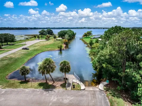 127 Blue Moon Lake Placid FL 33852