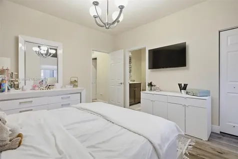 8870 NW 99th Path Doral FL 33178