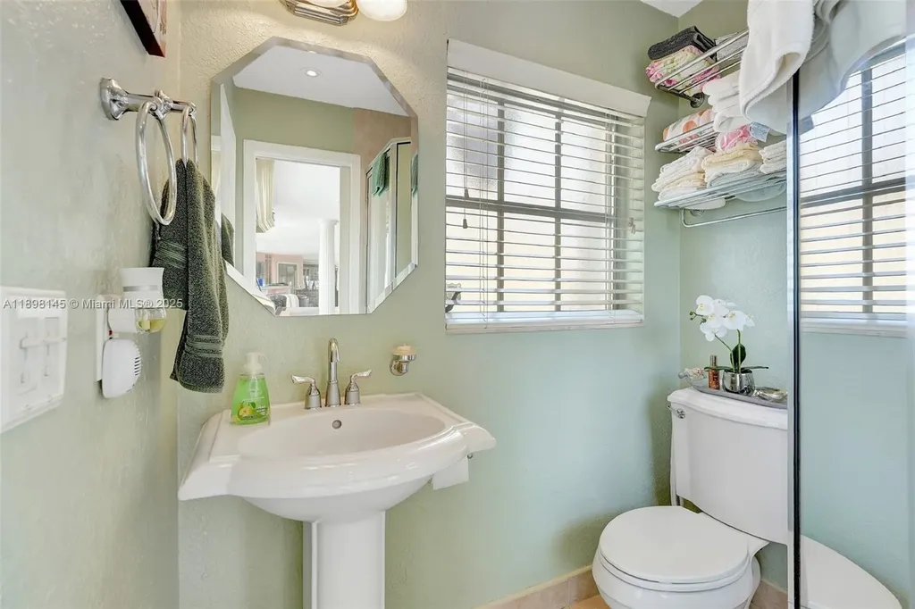 5517 Bayview Drive Fort Lauderdale FL 33308