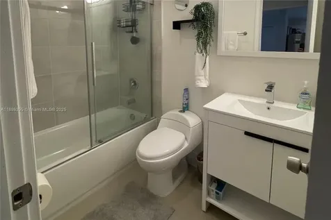 3132 NW 43rd Street Miami FL 33142