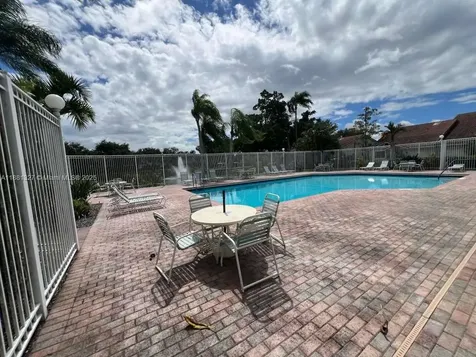 7652 S Pinewalk Drive S Margate FL 33063