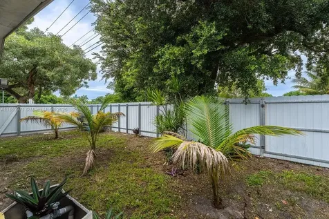 5551 SW 37th Street West Park FL 33023