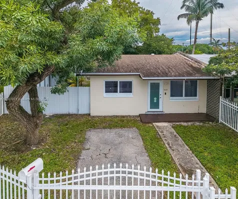 5551 SW 37th Street West Park FL 33023